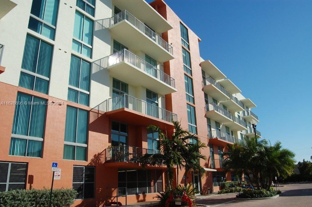 Recently Rented: $2,000 (1 beds, 1 baths, 738 Square Feet)