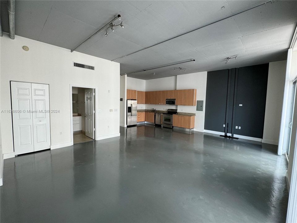 Recently Rented: $2,000 (1 beds, 1 baths, 738 Square Feet)