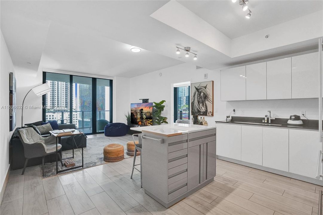 Recently Sold: $725,000 (2 beds, 1 baths, 975 Square Feet)