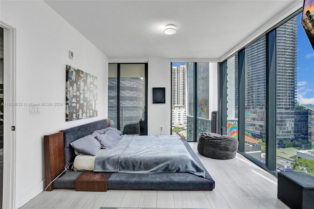 Recently Sold: $725,000 (2 beds, 1 baths, 975 Square Feet)