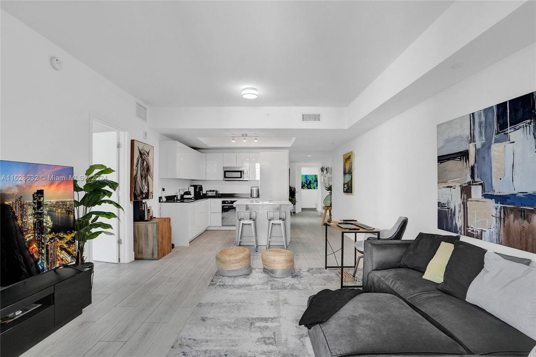 Recently Sold: $725,000 (2 beds, 1 baths, 975 Square Feet)