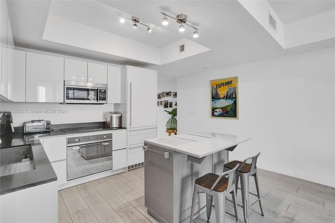 Recently Sold: $725,000 (2 beds, 1 baths, 975 Square Feet)