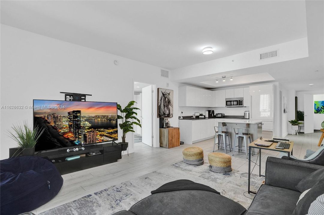 Recently Sold: $725,000 (2 beds, 1 baths, 975 Square Feet)