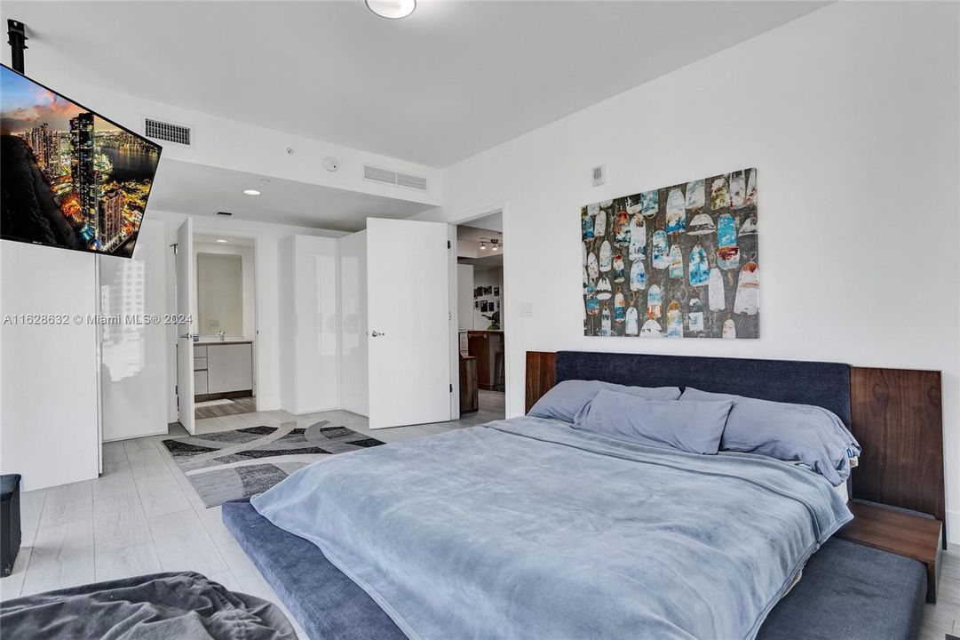 Recently Sold: $725,000 (2 beds, 1 baths, 975 Square Feet)