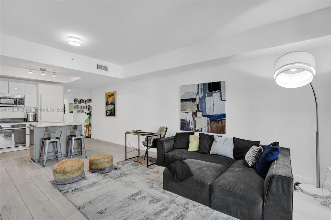 Recently Sold: $725,000 (2 beds, 1 baths, 975 Square Feet)