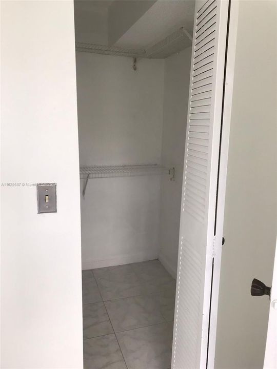 Active With Contract: $1,500 (1 beds, 1 baths, 658 Square Feet)