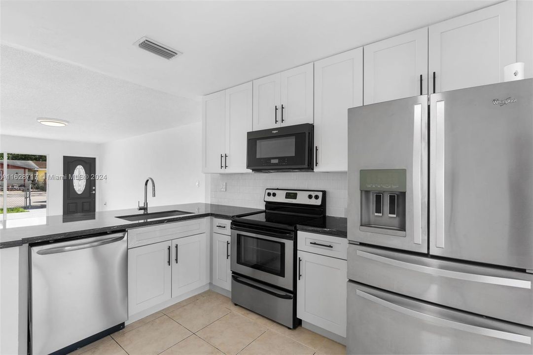 Active With Contract: $354,917 (2 beds, 1 baths, 912 Square Feet)