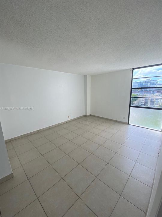 For Sale: $210,000 (1 beds, 1 baths, 741 Square Feet)