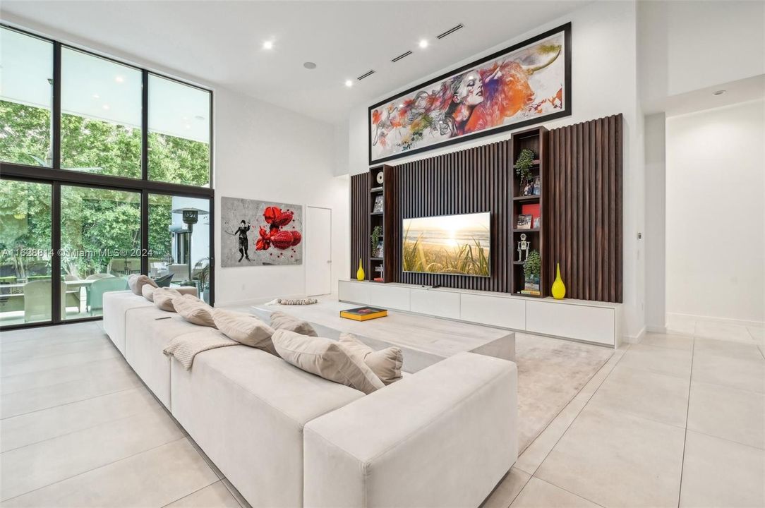 For Sale: $7,895,000 (6 beds, 7 baths, 6530 Square Feet)