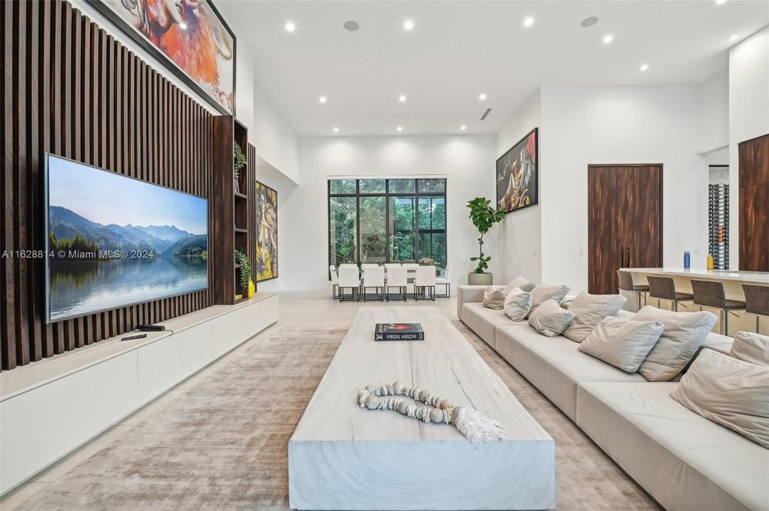 For Sale: $7,895,000 (6 beds, 7 baths, 6530 Square Feet)