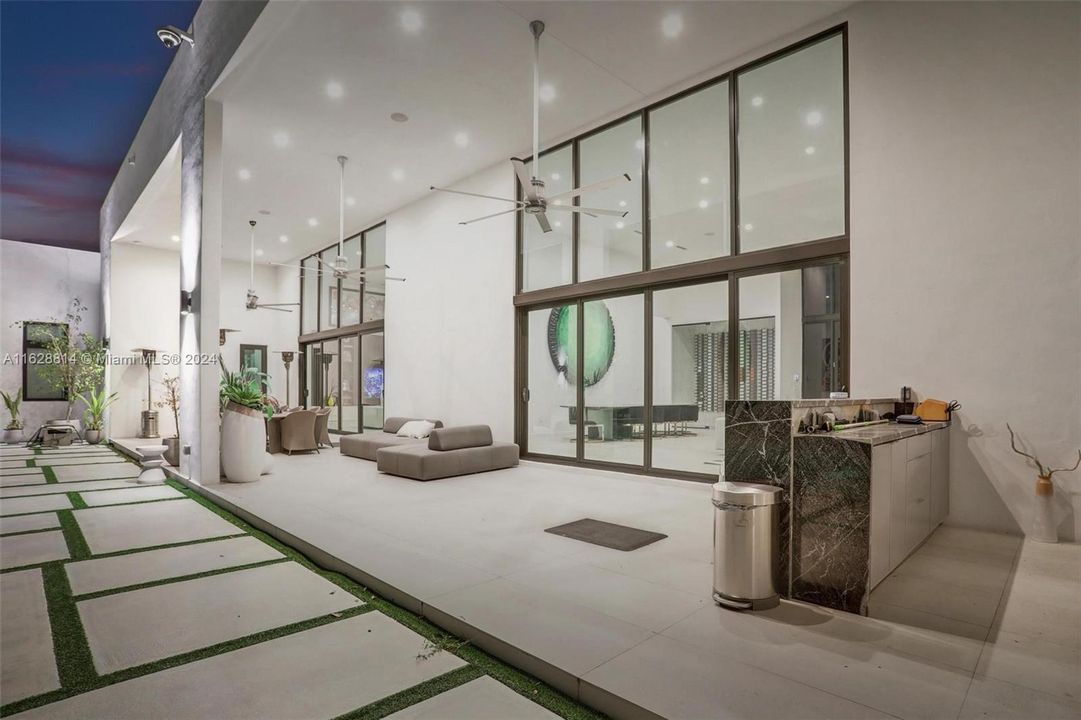 For Sale: $7,895,000 (6 beds, 7 baths, 6530 Square Feet)