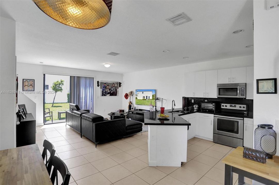 Recently Rented: $3,550 (3 beds, 2 baths, 1798 Square Feet)