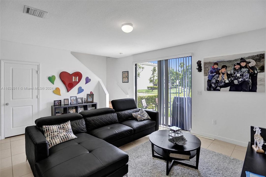 Recently Rented: $3,550 (3 beds, 2 baths, 1798 Square Feet)