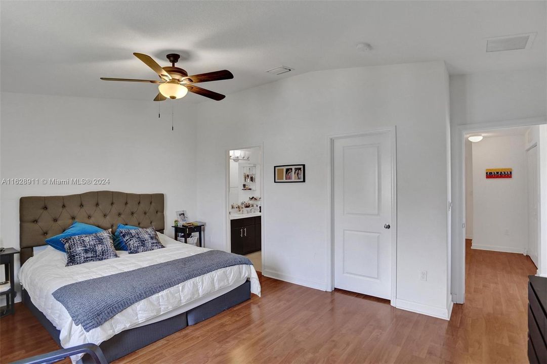 Recently Rented: $3,550 (3 beds, 2 baths, 1798 Square Feet)