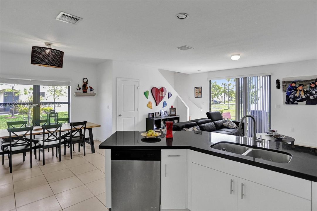 Recently Rented: $3,550 (3 beds, 2 baths, 1798 Square Feet)