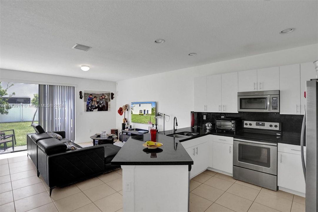 Recently Rented: $3,550 (3 beds, 2 baths, 1798 Square Feet)