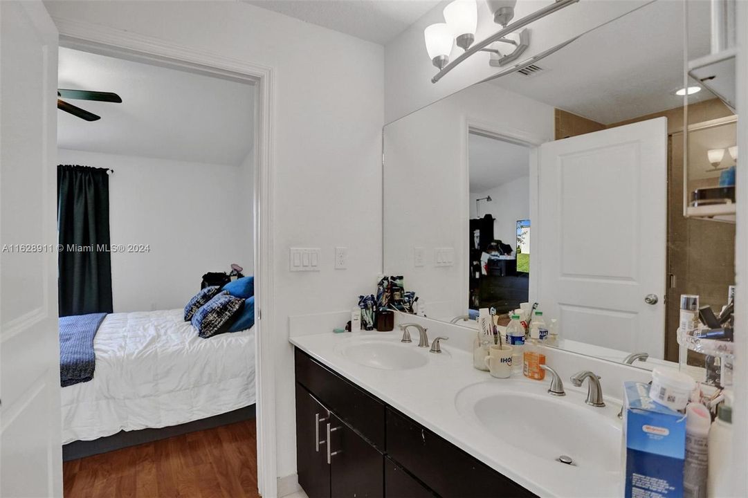 Recently Rented: $3,550 (3 beds, 2 baths, 1798 Square Feet)