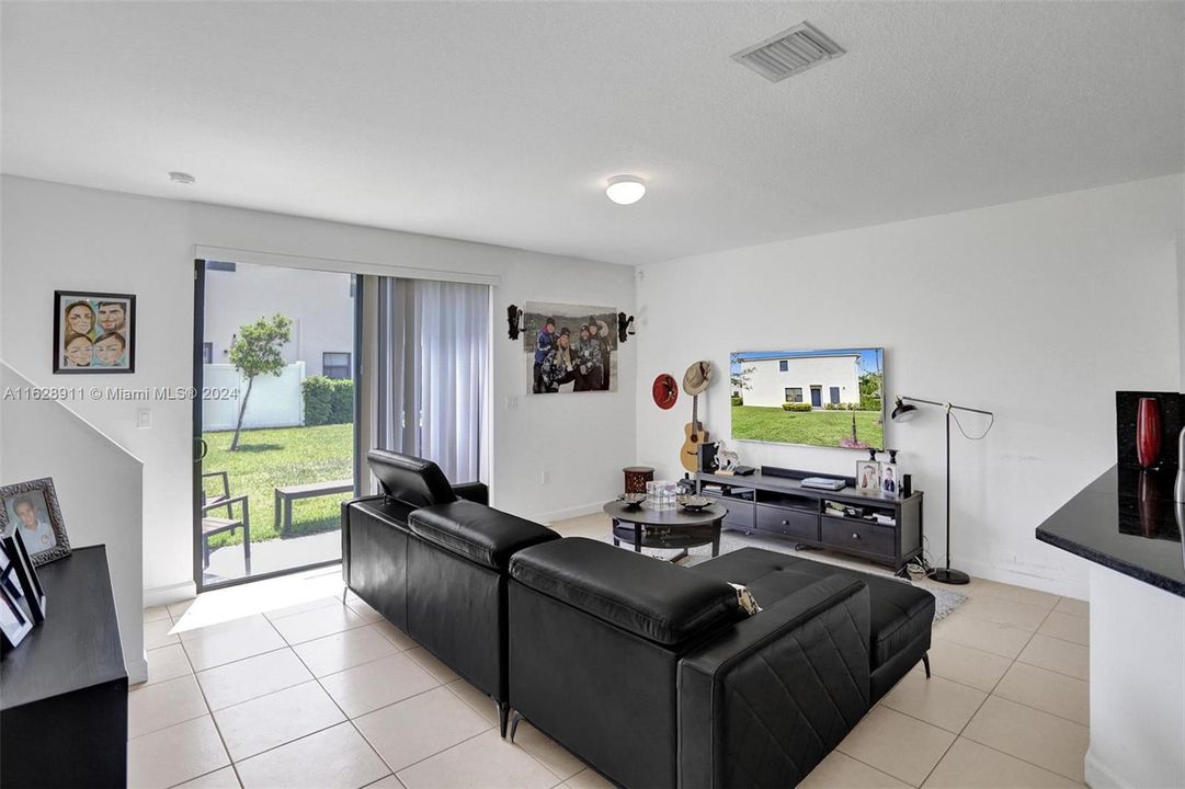 Recently Rented: $3,550 (3 beds, 2 baths, 1798 Square Feet)