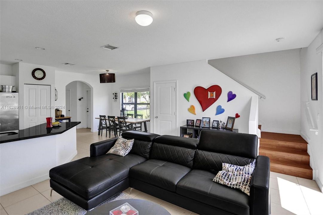 Recently Rented: $3,550 (3 beds, 2 baths, 1798 Square Feet)