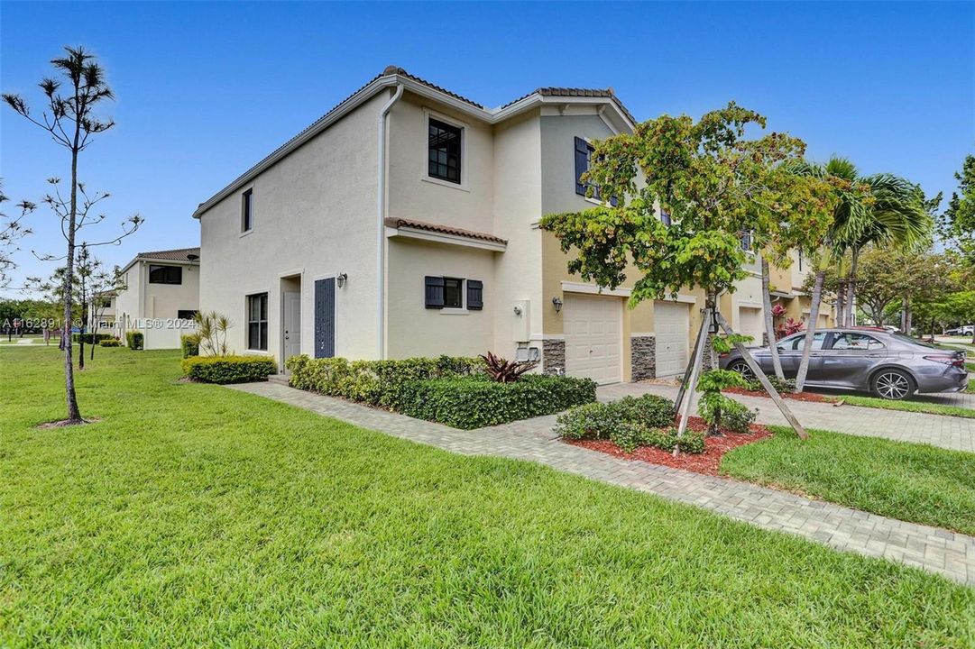 Recently Rented: $3,550 (3 beds, 2 baths, 1798 Square Feet)