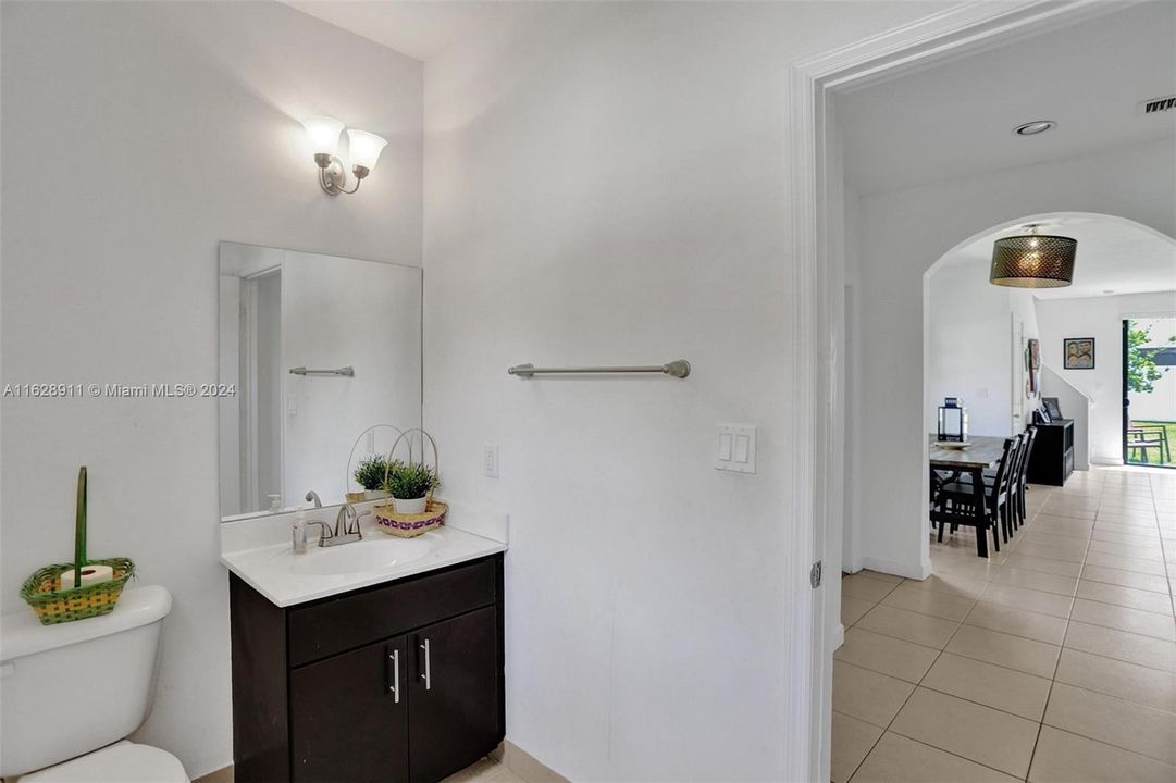 Recently Rented: $3,550 (3 beds, 2 baths, 1798 Square Feet)