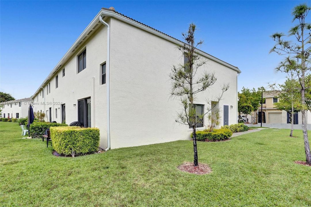 Recently Rented: $3,550 (3 beds, 2 baths, 1798 Square Feet)