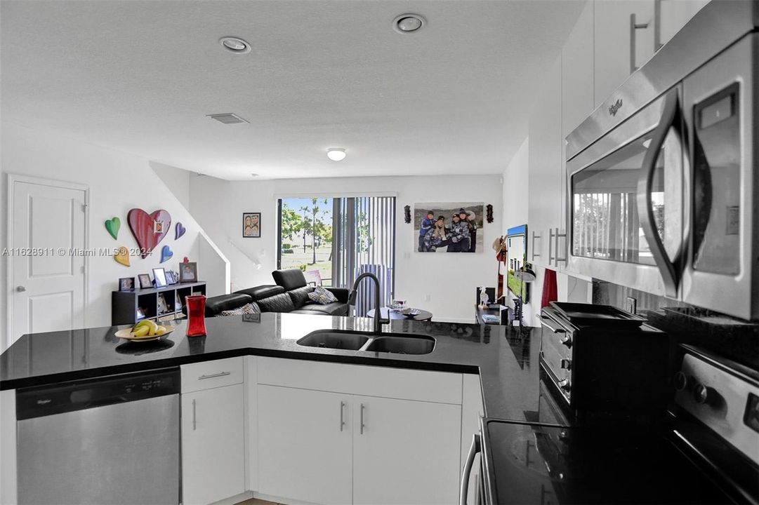 Recently Rented: $3,550 (3 beds, 2 baths, 1798 Square Feet)