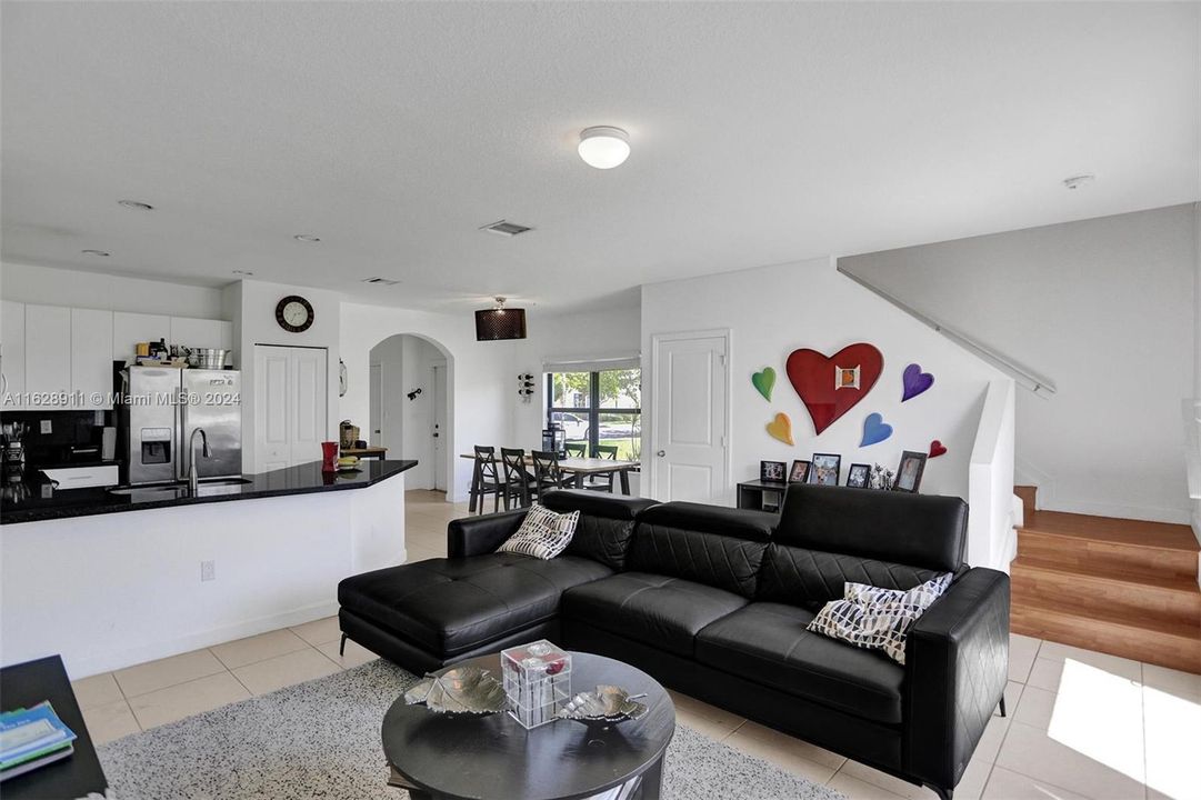 Recently Rented: $3,550 (3 beds, 2 baths, 1798 Square Feet)