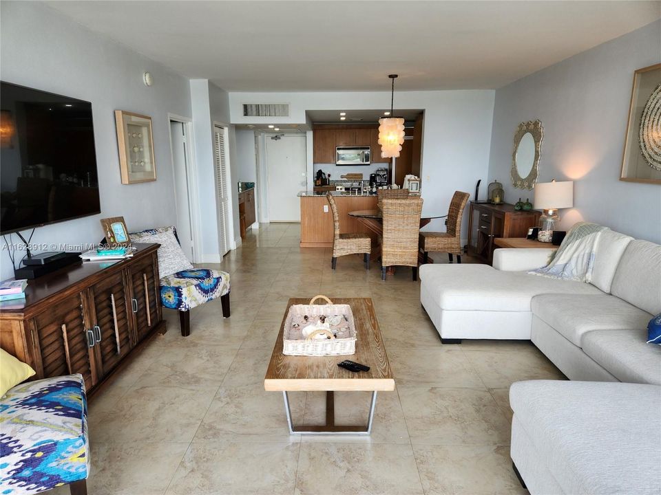 Active With Contract: $4,000 (1 beds, 1 baths, 896 Square Feet)