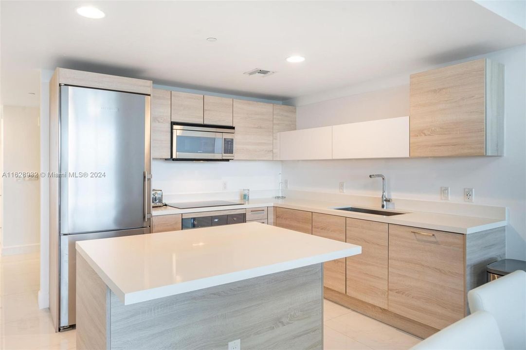 Active With Contract: $3,700 (2 beds, 2 baths, 1107 Square Feet)