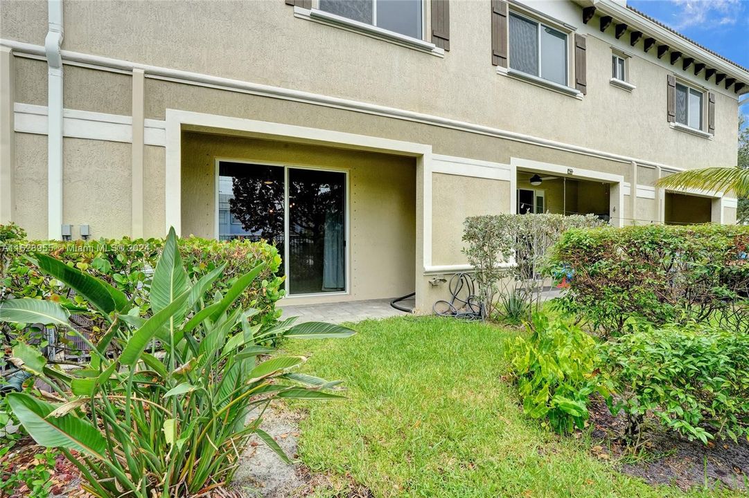 Active With Contract: $3,100 (3 beds, 2 baths, 1572 Square Feet)