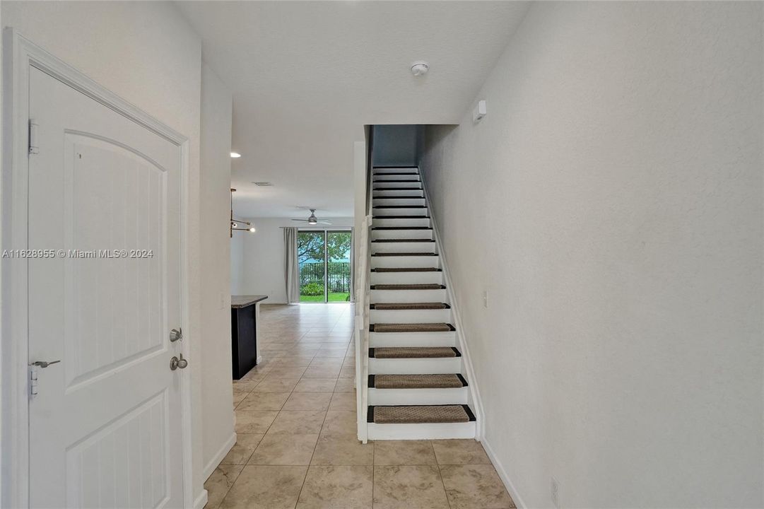 Active With Contract: $3,100 (3 beds, 2 baths, 1572 Square Feet)