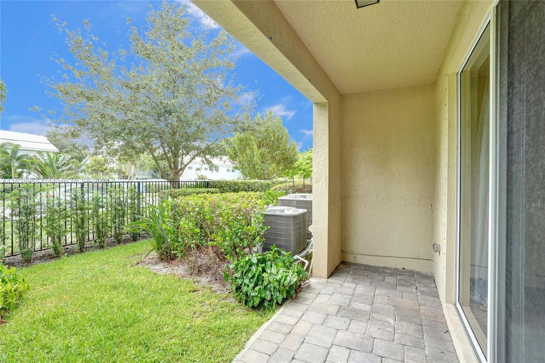 Active With Contract: $3,100 (3 beds, 2 baths, 1572 Square Feet)