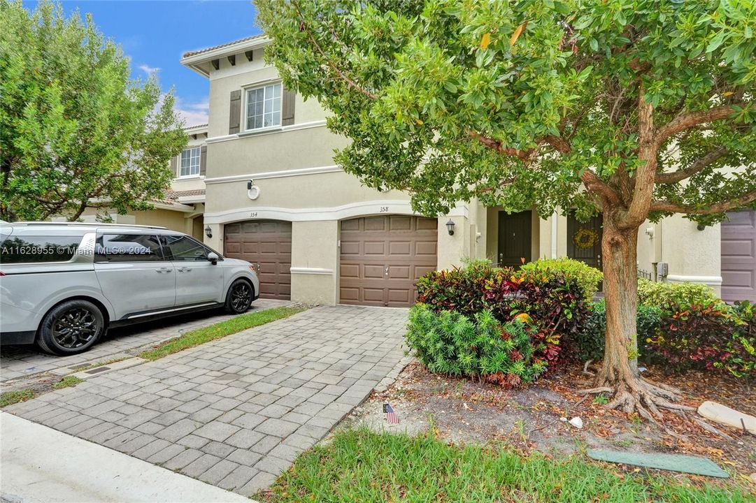 Active With Contract: $3,100 (3 beds, 2 baths, 1572 Square Feet)