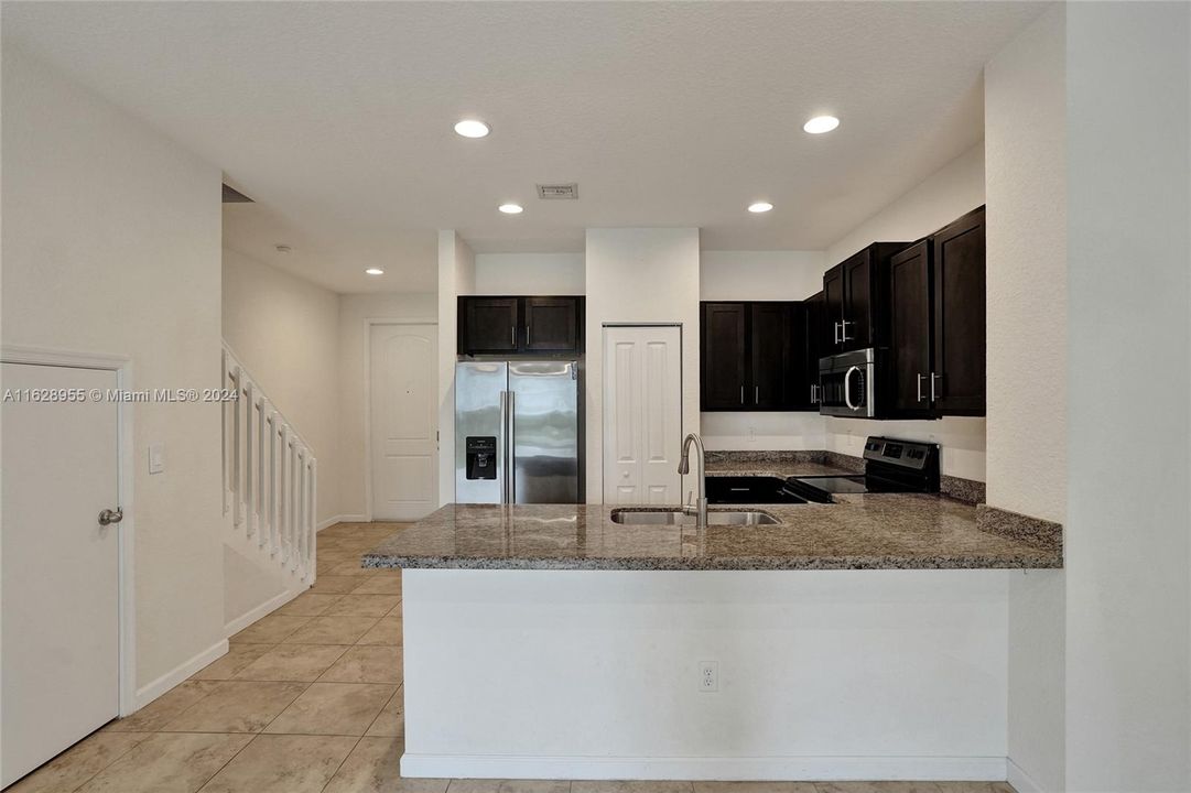 Active With Contract: $3,100 (3 beds, 2 baths, 1572 Square Feet)