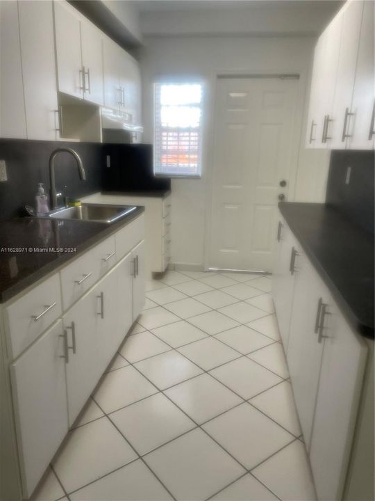 Recently Rented: $1,750 (1 beds, 1 baths, 580 Square Feet)