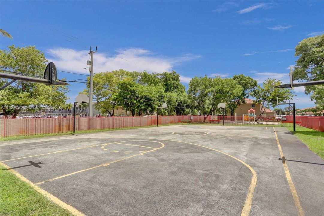 Recently Sold: $350,000 (3 beds, 3 baths, 1462 Square Feet)