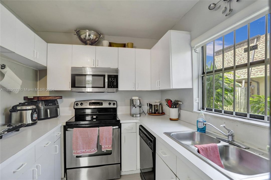 Recently Sold: $350,000 (3 beds, 3 baths, 1462 Square Feet)