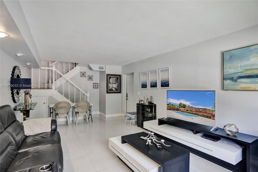 Recently Sold: $350,000 (3 beds, 3 baths, 1462 Square Feet)