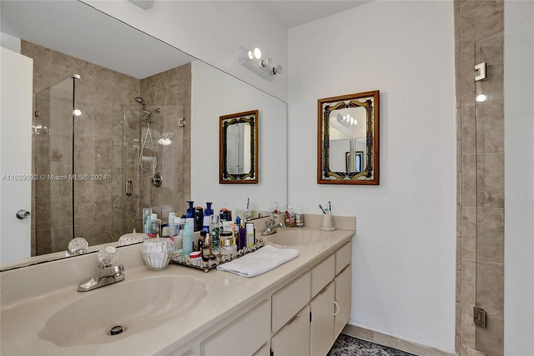 Recently Sold: $350,000 (3 beds, 3 baths, 1462 Square Feet)