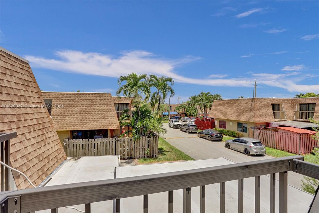 Recently Sold: $350,000 (3 beds, 3 baths, 1462 Square Feet)