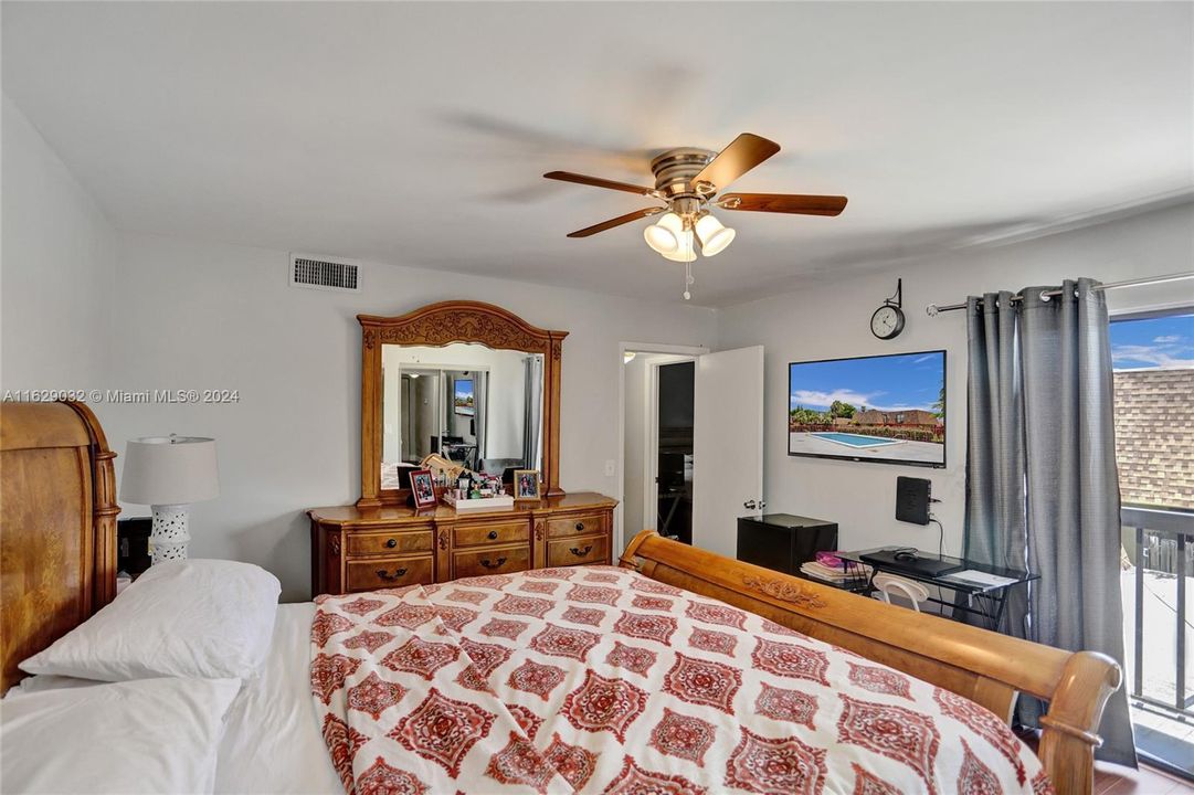 Recently Sold: $350,000 (3 beds, 3 baths, 1462 Square Feet)