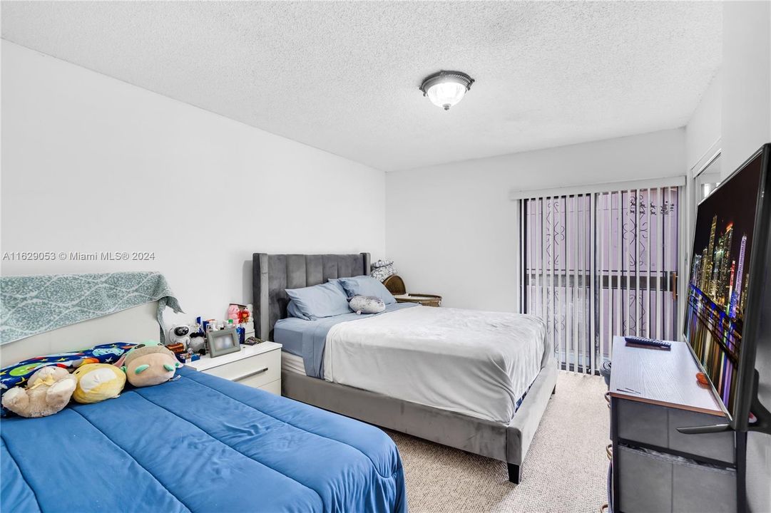 Active With Contract: $325,000 (2 beds, 1 baths, 896 Square Feet)