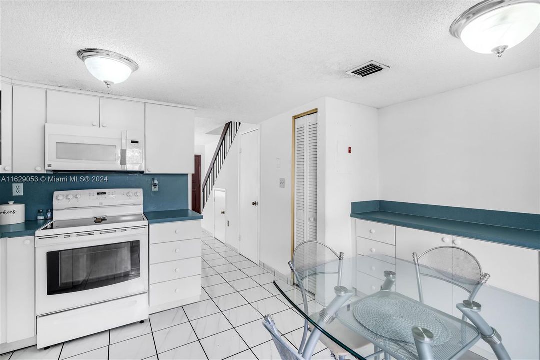 Active With Contract: $325,000 (2 beds, 1 baths, 896 Square Feet)