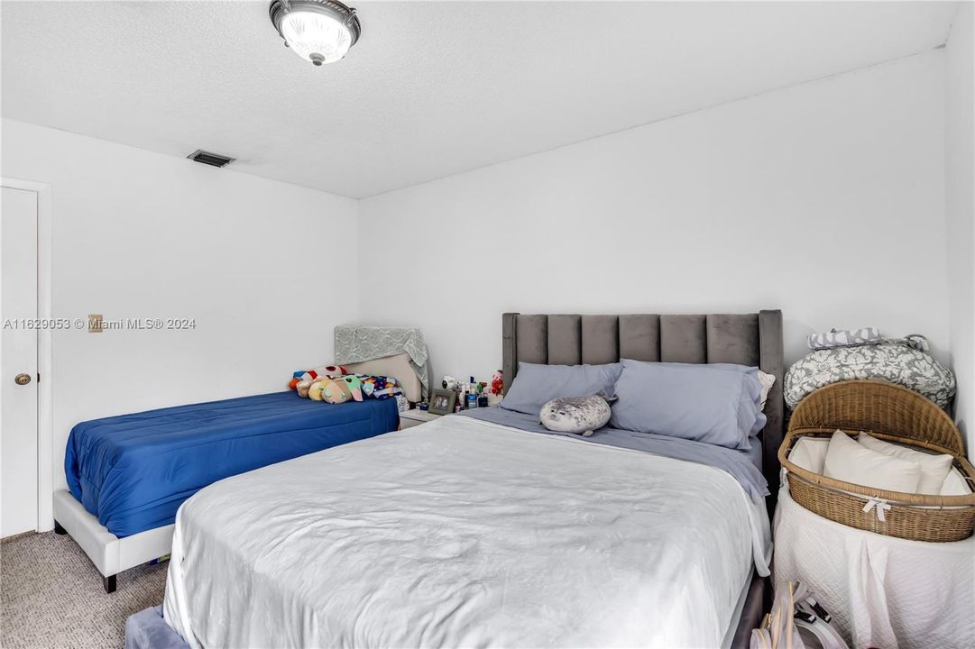 Active With Contract: $325,000 (2 beds, 1 baths, 896 Square Feet)