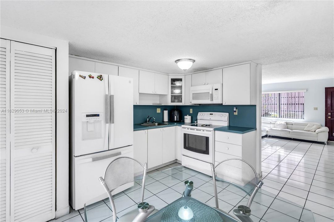 Active With Contract: $325,000 (2 beds, 1 baths, 896 Square Feet)