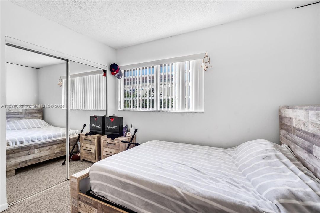 Active With Contract: $325,000 (2 beds, 1 baths, 896 Square Feet)