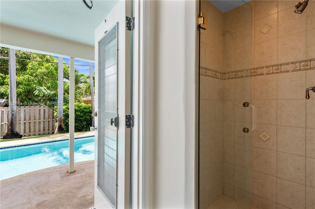 Cabana bath next to bedroom 3