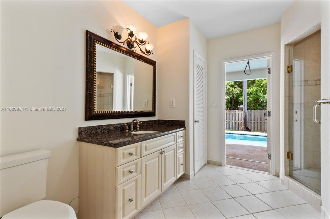 Cabana bath next to Bedroom 3