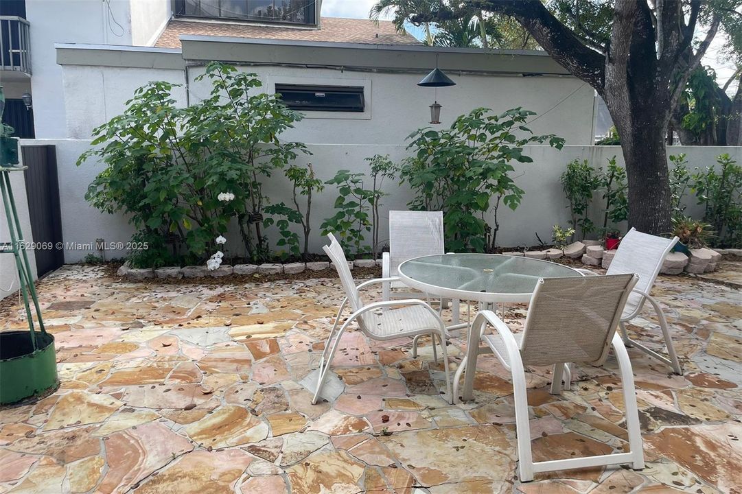 For Sale: $749,000 (3 beds, 3 baths, 2200 Square Feet)